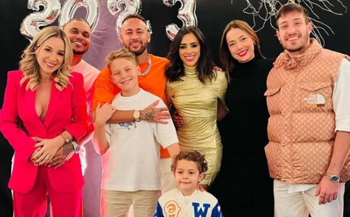 Neymar com Bruna Biancardi e amigos