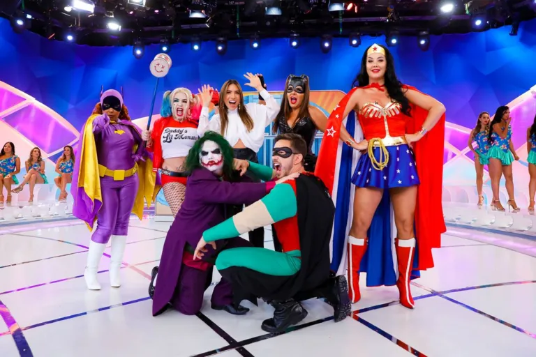 “Programa Silvio Santos” tem invasão de super-heróis no “Jogo dos Pontinhos”