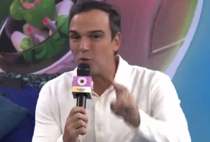 Tadeu Schmidt anuncia Casa de Vidro (Foto: Globo)