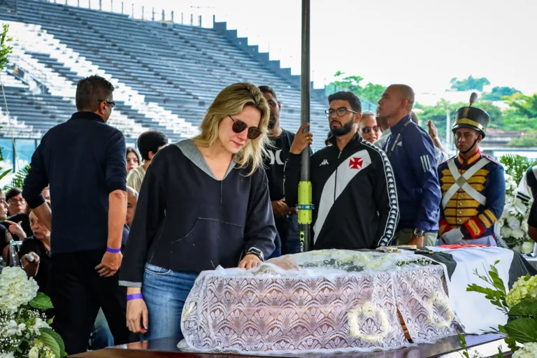 Familiares e famosos se despedem de Roberto Dinamite em velório