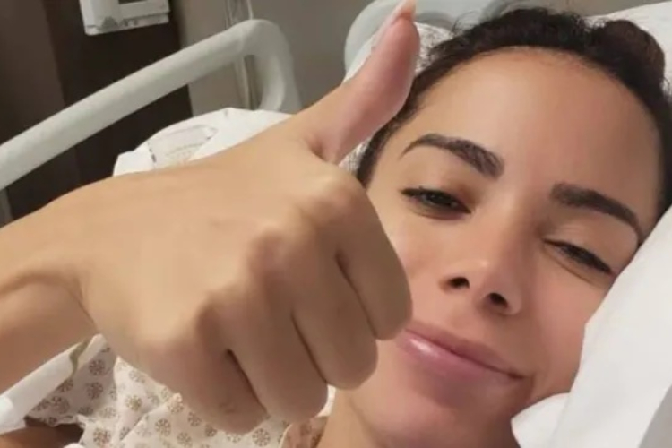 Anitta faz última sessão de tratamento