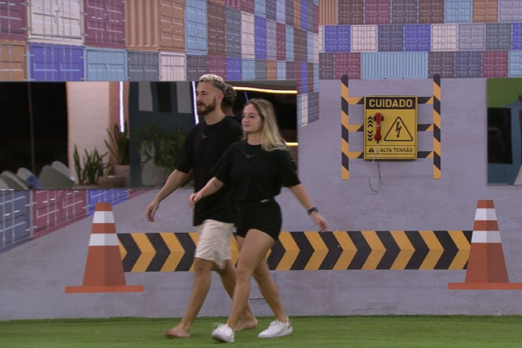 Bruna Griphao e Fred próximos do Big Fone do BBB23 