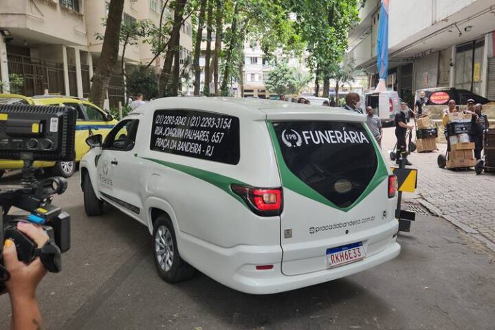 Carro Funerário com Gloria Maria (Dan Delmiro / AgNews)