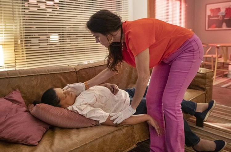 Travessia: Pilar dopa Creusa e invade apartamento de Helô