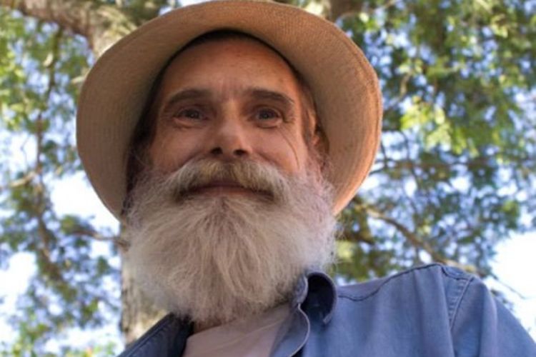 Ex-galã da Globo pede ajuda financeira em troca de poesias nas redes socias
