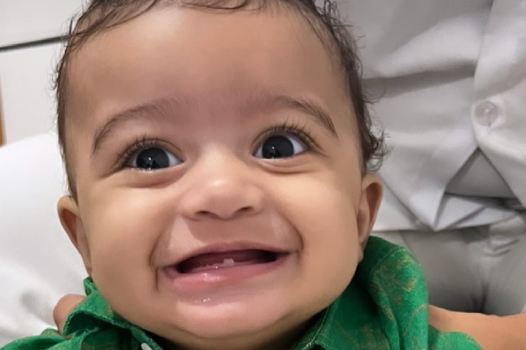 Viviane Araújo divulga fotos inéditas do filho pequeno e comemora o crescimento do primeiro dente