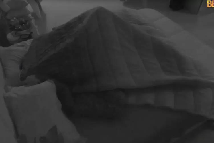 BBB23: Gustavo e Key Alves movimentam o edredom no quarto do Líder