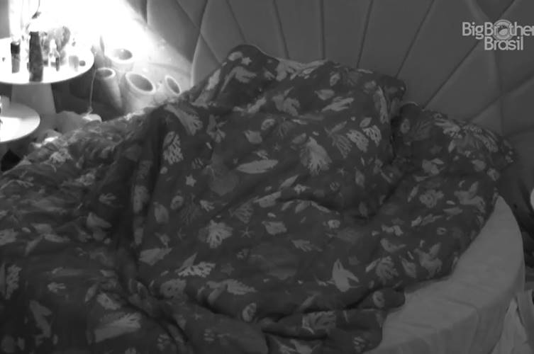BBB23: Key Alves e Gustavo movimentam o edredom após Festa do Líder