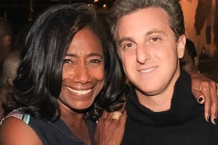 Luciano Huck presta homenagem à madrinha Glória Maria - Área VIP