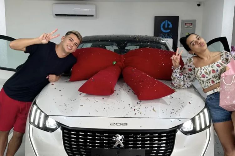 Mirella Santos ganha carro luxuoso do marido e comemora na web: “Chocada”