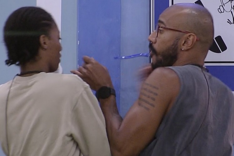 BBB23: Ricardo tenta “roubar” Big Fone de Tina e momento viraliza