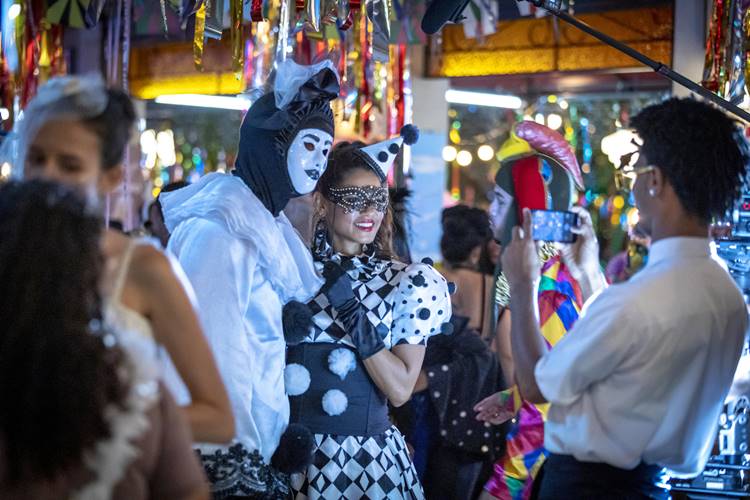 Travessia: Personagens da trama caem na folia no Encanto da Vila