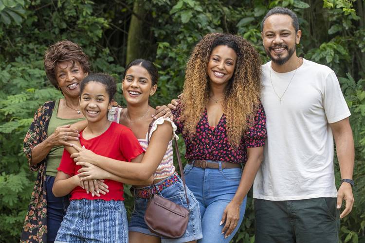 Vai na Fé: Jenifer descobre que não é filha biológica de Carlão