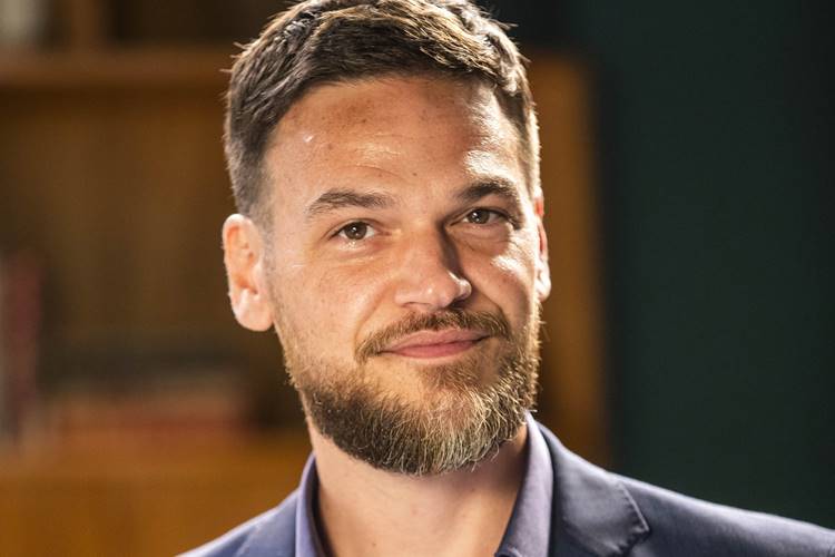 Vai na Fé: Theo gosta de saber que Sol ficou viúva