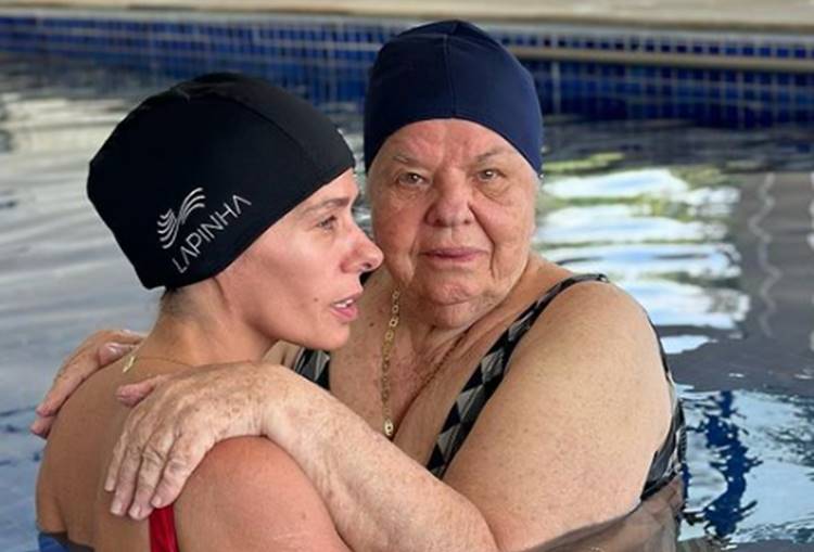Adriane Galisteu surge em raras fotos com a mãe: “firmes e fortes”