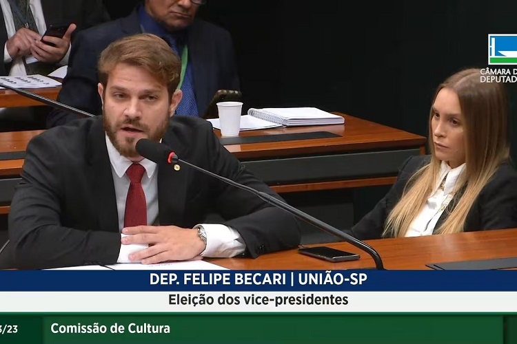 Ex-BBB Carla Diaz viraliza na internet ao acompanhar o noivo em sessão na Câmara dos Deputados