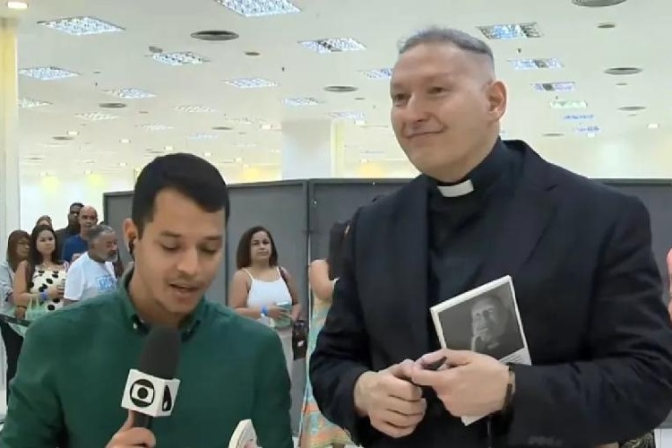 Padre Marcelo Rossi chora ao vivo na Globo com notícia da morte da mãe de repórter