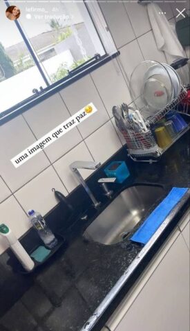 Letícia no condomínio onda mora com a mãe, Michelle Bolsonaro