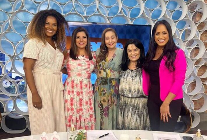 Mara Maravilha com Sonia Abrão e demais colegas no A Tarde é Sua