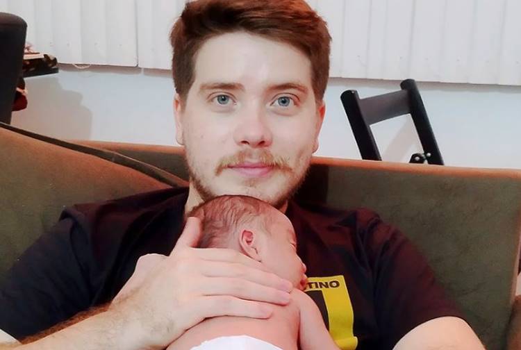 Ator Pedro Malta expõe rotina com filho recém-nascido: “Noites mal dormidas”