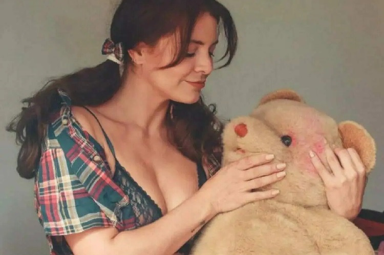 Ex-atriz mirim de Chiquititas deixa novelas infantis do SBT para abrir perfil no OnlyFans