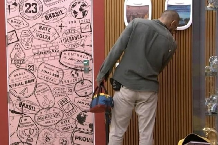 BBB23: Ricardo Alface põe o ouvido na porta do Quarto Deserto e escuta adversários falando mal de si