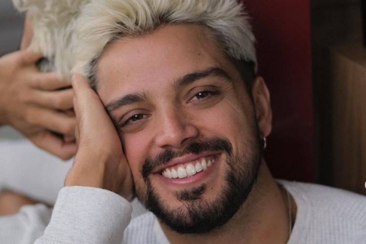 Pai de Rodrigo Simas se pronuncia após filho assumir bissexualidade: ”Preocupado”