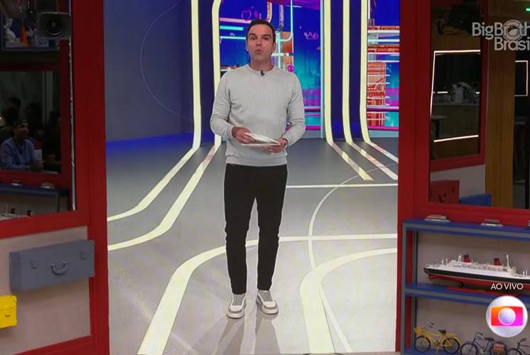 Tadeu Schmidt tem atitude inusitada no BBB23 e quebra pratos ao vivo
