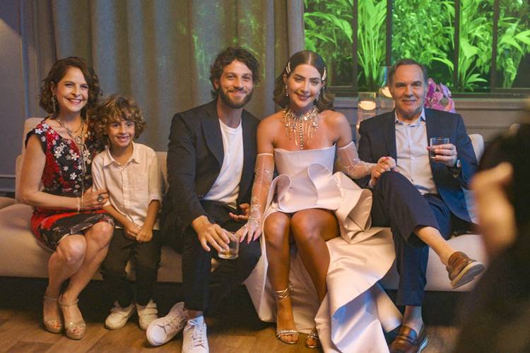 Travessia: Chiara e Ari celebram união estável com festa de casamento