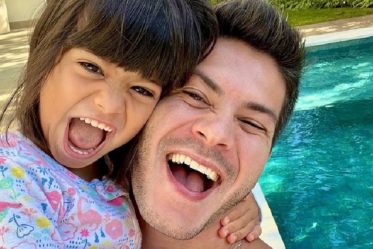 Arthur Aguiar assume a guarda de Sophia, filha com a ex-mulher Maíra Cardi, e comemora