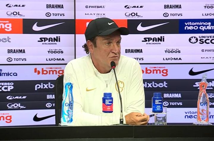 Cuca em coletiva no CT do Corinthians