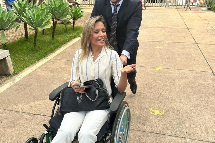Luisa Mell aparece de cadeira de rodas em encontro com Marina Silva e assusta fãs: “Não posso andar”