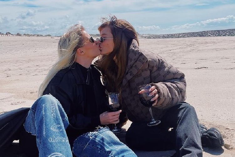 Luísa Sonza impressiona os fãs ao surgir beijando a boca de outra mulher