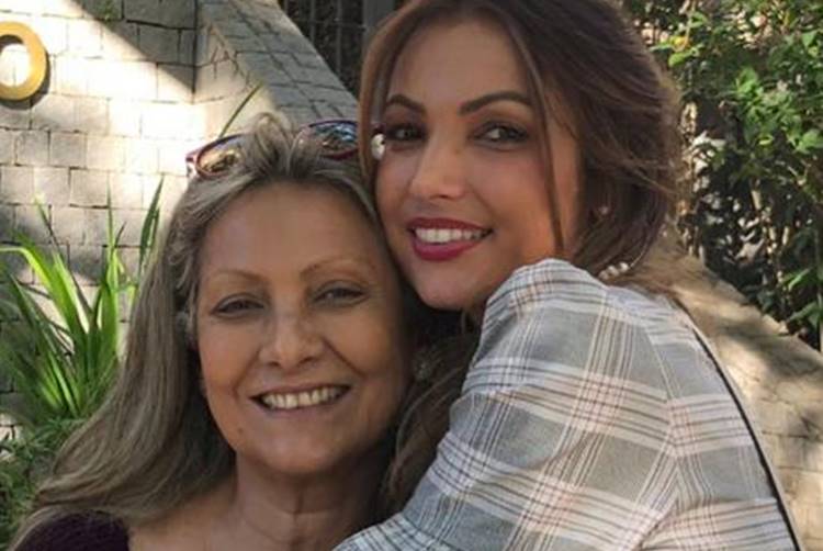 Patrícia Poeta surge ao lado da mãe e solta a voz ao cantar ‘Trem-Bala’