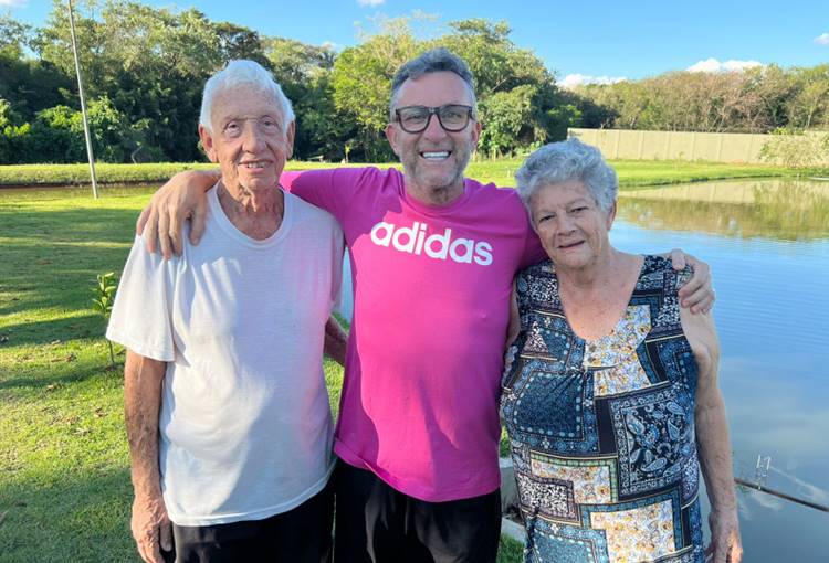 Neto compartilha foto rara ao lado dos pais: “felicidade”