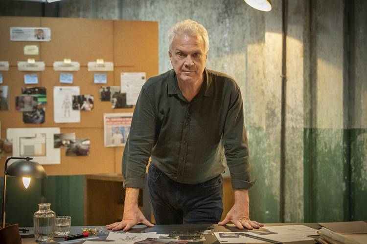 Com apresentação de Pedro Bial, ‘Linha Direta’ retorna com formato multiplataforma na TV Globo e podcast no Globoplay
