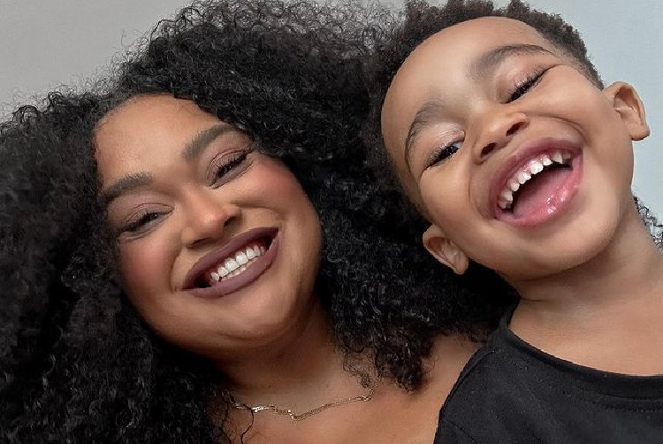 Ex-BBB Rízia Cerqueira causa polêmica ao declarar sensação enquanto amamenta o filho pequeno