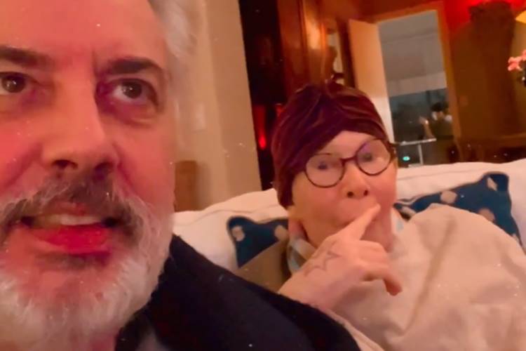 Marido de Rita Lee mostra a cantora assistindo a homenagem do ‘Altas Horas’: “Adoramos”