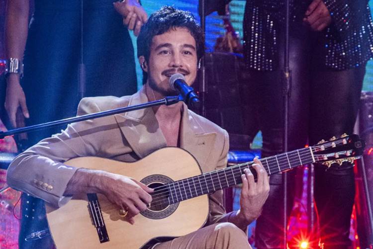 Tiago Iorc se emociona ao falar sobre Rita Lee no ‘Altas Horas’: “única”