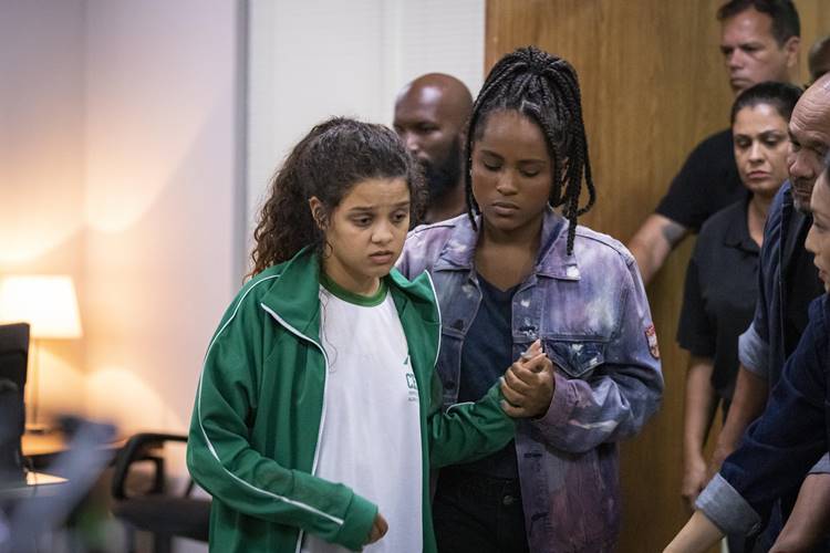 Travessia: Helô e os pais de Karina descobrem o que está acontecendo com a menina