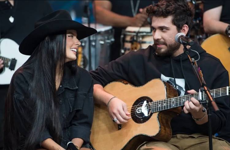 Ana Castela e Gustavo Mioto assumem romance e se beijam em show