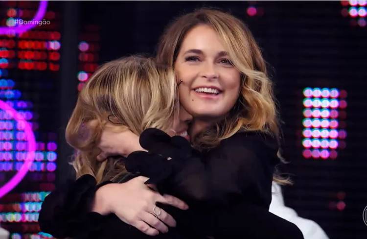 Claudia Abreu vai às lágrimas no ‘Domingão’ após homenagem da filha de ‘Dia das Mães’