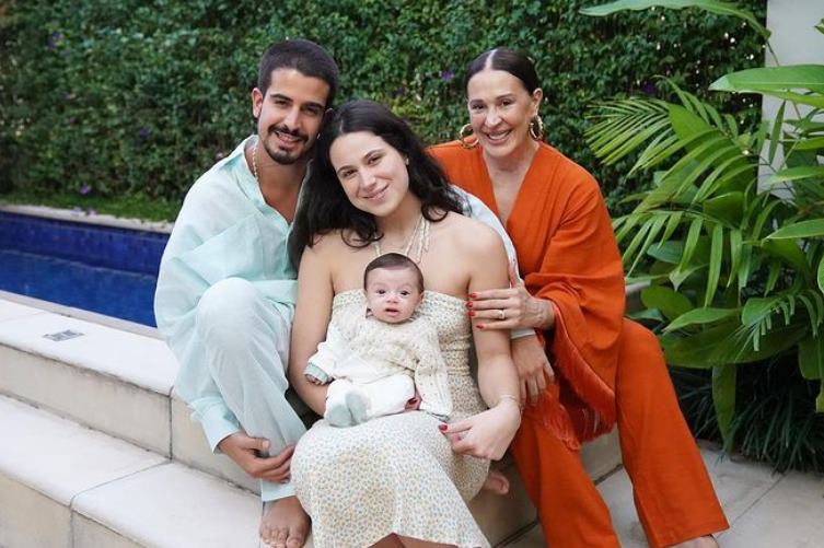 Claudia Raia surge ao lado dos três filhos e ressalta: ”Dia de celebrar”