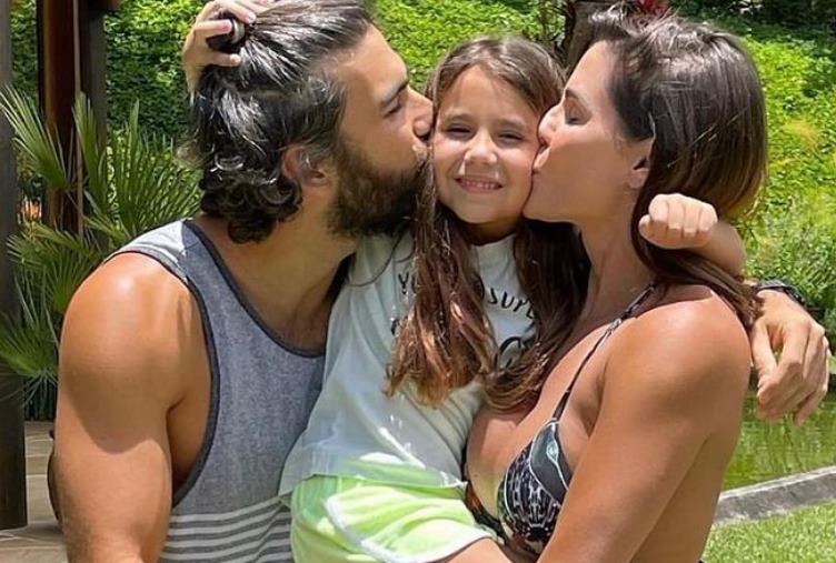 Deborah Secco enaltece a filha em homenagem ao Dia das Mães: ”Maior presente”