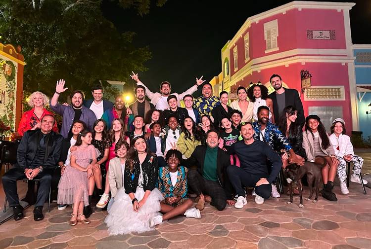 Elenco se reúne para assistir à estreia de ‘A Infância de Romeu e Julieta’ no SBT e Prime Video