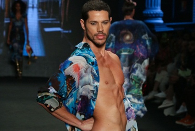 José Loreto causa na SPFW e comenta look ousado