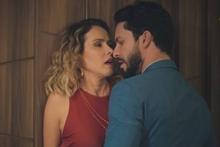 Terra e Paixão: Luigi trai Petra com a mãe de Graça