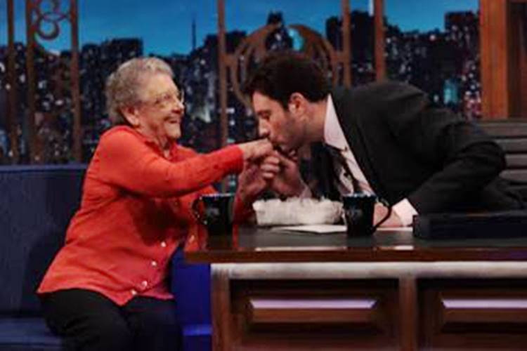 The Noite homenageia Palmirinha e reexibe entrevistas da culinarista