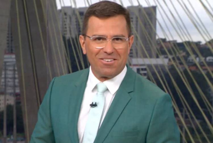 Rodrigo Bocardi rebate internautas ao vivo na Globo após ser chamado de ‘véio’ devido à terno verde