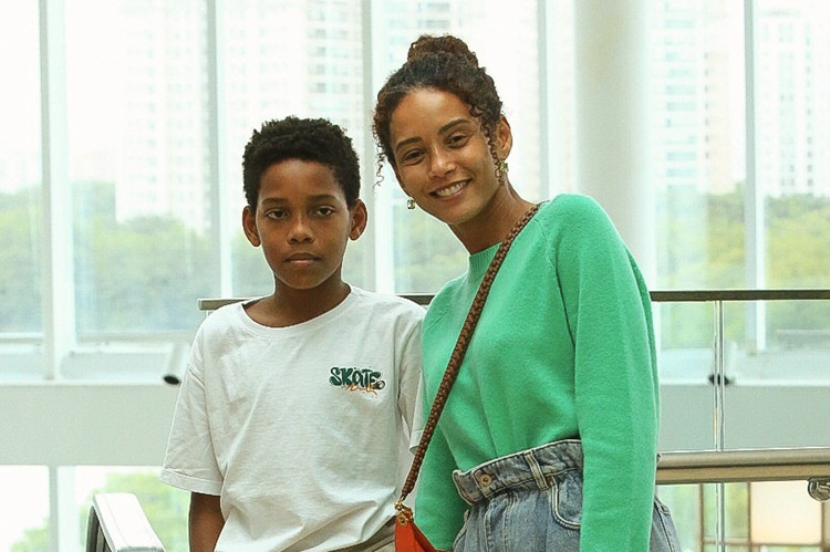 Tais Araujo surge em clique raro com o filho em passeio divertido